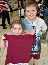  ??  ?? Summer and Hunter Green proudly display their t-shirt signed by Darius Boyd.