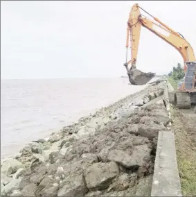  ??  ?? Mounds of mud and rock being stacked at the Uitvlugt Seawal by the heavy spring tides.