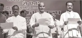  ?? PTI ?? Rajnath Singh (c) administer­ing ‘Sankalp’ oath at a party function in Lucknow on Friday