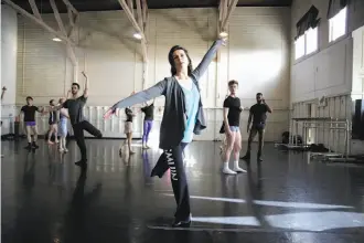  ?? Photos by Lea Suzuki / The Chronicle ?? Smuin Ballet’s artistic director, former Smuin dancer Celia Fushille, gives a lesson to company dancers.