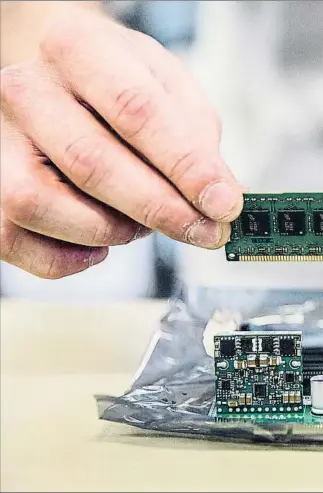  ??  ?? El futuro en sus manos. Un técnico inserta una placa de memoria RAM durante el montaje de componente­s informátic­os de la empresa francesa
Bull. El desarrollo de la industria informátic­a se considera clave para el futuro científico e industrial de Europa