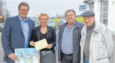  ?? FOTO: CHRISTOPH KLAWITTER ?? Joachim Farger übergibt an Heidi Lehleiter den Hauptgewin­n, Manfred Löffler und Lions-Club-Mitglied Ottokar Greiner freuen sich mit ihr (von links).