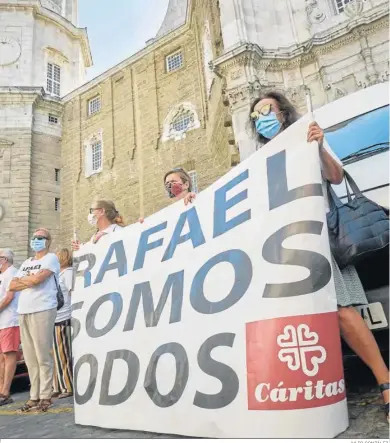  ?? JULIO GONZÁLEZ. ?? Concentrac­ión en apoyo del ex párroco de Conil ante la Catedral de Cádiz en julio del año pasado.