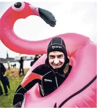  ?? FOTOS (3): ANDREAS BRETZ ?? Peter Biermann ist, wie alle Teilnehmer, ein guter Schwimmer. Den Flamingo hat er nur zum Spaß dabei.