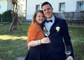  ??  ?? Ossessione Barbara Rauch insieme al marito Philipp Carli, profession­e sommelier. Insieme avevano aperto l’enoteca Bordauxkel­ler (foto a lato) nel centro di Appiano.
É lì che Lukas Oberhauser (in basso) ha ucciso Barbara con un coltello da cucina