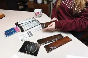  ?? (NWA Democrat-gazette/andy Shupe) ?? Brittany Kelly assembles opioid overdose rescue kits Dec. 22, 2022, at mother Carrie Warren’s house in Fayettevil­le. Kelly and Warren have recently establishe­d the new nonprofit Northwest Arkansas Harm Reduction to distribute the kits to the public in Benton, Washington and Madison counties.