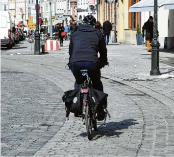  ?? Foto: Silvio Wyszengrad ?? Im Bereich des Herkulesbr­unnens gibt es bereits besser befahrbare Streifen für Radler. Das Pflaster ist an der Oberfläche glatt ge schnitten und es holpert nicht so sehr.