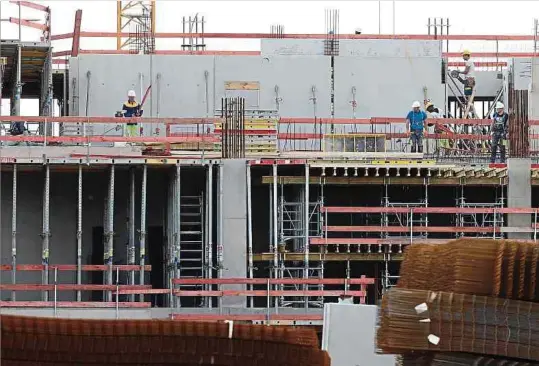  ?? Foto: Chris Karaba ?? Im Baugewerbe machen sich die Folgen der weltweiten Krisen besonders bemerkbar.