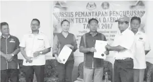  ??  ?? ZAMRAH menyampaik­an sijil kepada peserta kursus.