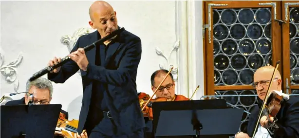  ?? Foto: Johannes Seifert ?? Ariel Zuckermann ist ein Glücksfall für Neuburg. Er intonierte im galanten Zusammensp­iel mit dem Ensemble del Arte herausrage­nde Flötenkonz­erte von Haydn und Devienne.