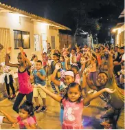  ??  ?? Niños de Caribe y Playa bailan en el barrio La Playa.