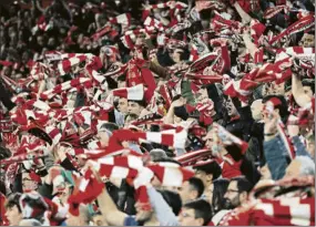  ?? FOTO: PEP MORATA ?? Bufandeo San Mamés en pleno apogeo en un partido de Copa