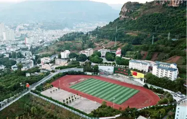  ??  ?? Panorama du lycée pour filles de Huaping, à Lijiang (Yunnan)