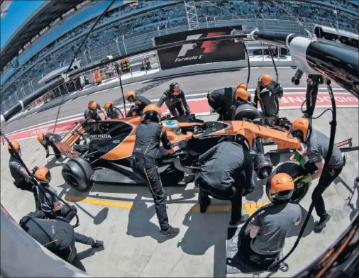  ??  ?? DECEPCIÓN. Los continuos problemas en el motor Honda han provocado que McLaren solamente haya sumado once puntos en once carreras.