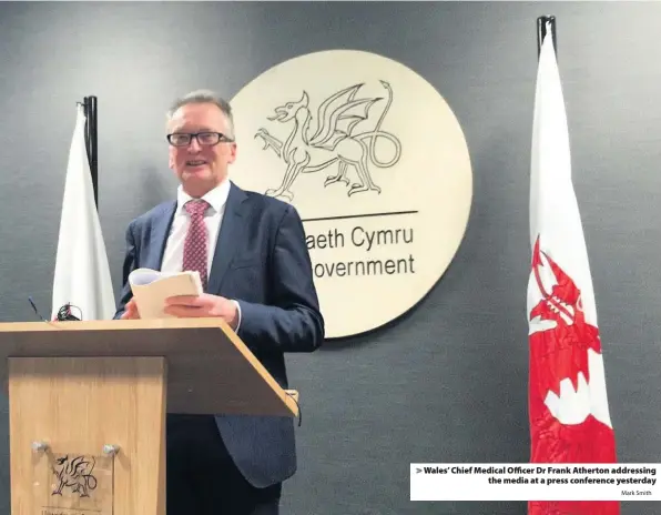  ?? Mark Smith ?? > Wales’ Chief Medical Officer Dr Frank Atherton addressing the media at a press conference yesterday