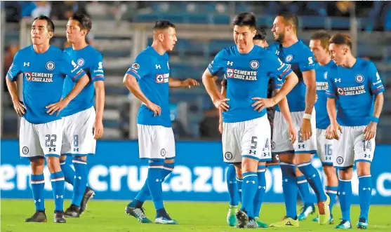  ??  ?? Jugadores de Cruz Azul, luego del empate ante Tijuana en la primera jornada