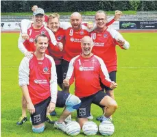  ?? FOTO: VEREIN ?? Der VfB Friedrichs­hafen steigt als Vizemeiste­r in die Landesliga auf. Hintere Reihe von links nach rechts: Alwin Gauer, Michael Predl, Jens Krüger, Thomas Schmid; vorne kniend: André Meier und Reiner Müller.