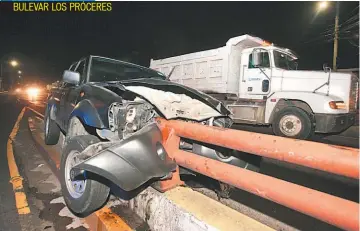  ??  ?? EL CONDUCTOR DE UN PICK UP SE DURMIÓ Y PROVOCÓ UN ACCIDENTE EN EL BULEVAR DE LOS PRÓCERES, EXPLICÓ LA POLICÍA.