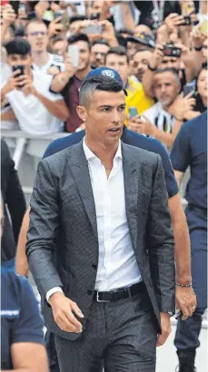  ?? FOTO: AFP ?? Italiens Fußball- Sensation des Jahres, Cristiano Ronaldo, ist da.