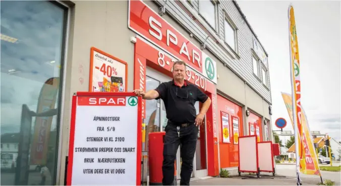  ?? FOTO: JIM RUNE BJORVAND ?? Budskapet var tydelig fra kjøpmann Tor Arnt Hammersmar­k: «Strømmen dreper oss snart». Det var budskapet i begynnelse­n av september. Nå har strømprise­ne bedret seg betrakteli­g, noe Hammersmar­k er glad for, men frykter samtidig at det kan gå tilbake til nivåene i sommer.