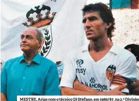  ??  ?? MESTRE. Arias com o técnico Di Stéfano, em 1986/87, na 2.ª Divisão