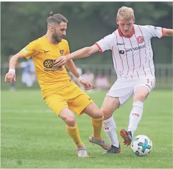  ?? RP-FOTO: FALK JANNING ?? TSV- Außenstürm­er Emre Geneli (hier im Duell mit Axel Bellinghau­sen von Fortuna Düsseldorf) ist am Sonntag in Ratingen wieder spielberec­htigt.