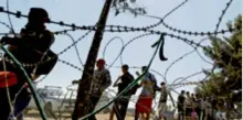  ?? REutErS ?? Ovako izgleda žičani zid kod Gevgelije kroz koji prolaze izbjeglice na grčko-makedonsko­j granici