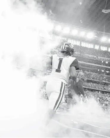  ?? [PHOTO BY BRYAN TERRY, THE OKLAHOMAN] ?? Oklahoma’s Kyler Murray takes the field before the Big 12 championsh­ip game against Texas at AT&amp;T Stadium in Arlington, Texas. Oklahoma won 39-27.