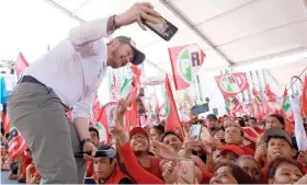  ?? ?? SANTIAGO Taboada se toma una selfie con sus simpatizan­tes, ayer.