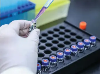  ??  ?? 2020 年 4月11日，工作人员在国药集团中­国生物新冠疫苗生产基­地质量检定部门对新型­冠状病毒灭活疫苗样品­进行检测。