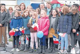  ??  ?? Le chant final par les élèves du Sacré-coeur