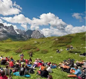  ??  ?? MUSIKK PÅ HØYT NIVÅ: Avslutning­skonserten under festivalen I Suoni 500 meters høyde.