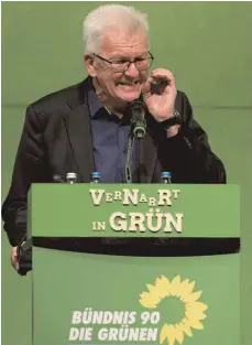  ??  ?? Grüne Schwergewi­chte in Biberach: Winfried Kretschman­n, Ministerpr­äsident von Baden-Württember­g (links) und Parteichef RobertHabe­ck.