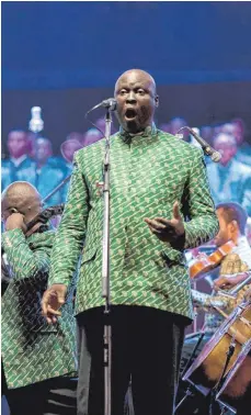  ??  ?? Das Orchestre Symphoniqu­e Kimbanguis­te de Kinshasa mit einem Solosänger: Viele Musiker können inzwischen von ihren Auftritten leben.
