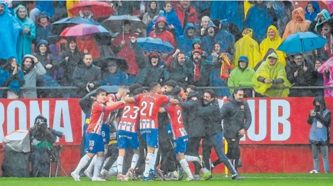  ?? // AFP ?? Los jugadores del Girona celebran el gol que les daba la victoria