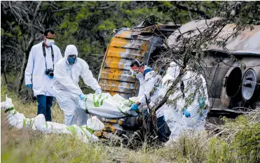  ?? JOSEFINA VILLARREAL  ?? Técnicos forenses inspeccion­aron los cadáveres calcinados que quedaron cerca al camión que estalló.