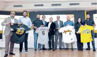  ?? FE ?? Varios jugadores de las Águilas participar­on en la presentaci­ón de los uniformes junto a Adriano Valdez Russo y Gustavo García, de la Comerciali­zadora de Eventos del Cibao.