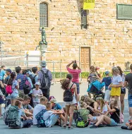  ??  ?? Vita dura per i turisti che in questi giorni visitano Firenze: molti di loro cercano refrigerio nelle fontane e si riparano con degli ombrellini