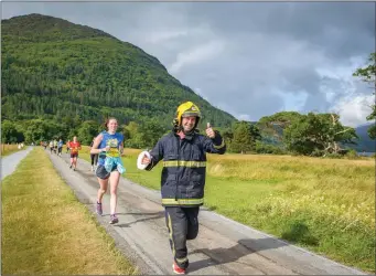  ??  ?? It’s a thumbs up from Chris as he tackles the half marthon in Kerry.