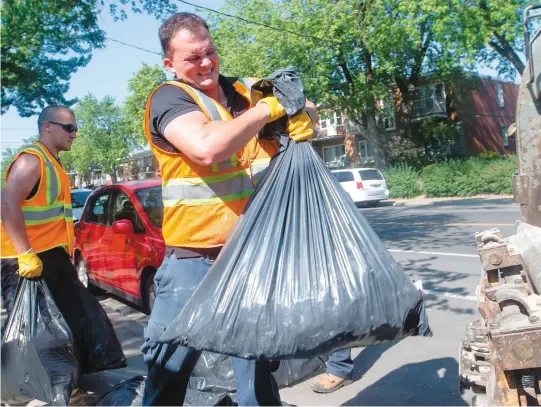  ?? PHOTO AGENCE QMI, TOMA ICZKOVITS ?? Les éboueurs montréalai­s ne l’ont pas facile avec les déménageme­nts, la chaleur extrême et les chantiers de constructi­on.