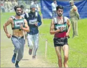  ??  ?? Young men undergo physical endurance test in the Kashmir Police recruitmen­t drive in Srinagar on Saturday. WASEEM ANDRABI / HT PHOTO