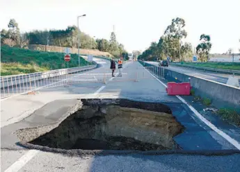  ??  ?? Buraco no sentido sul/norte tem cinco metros de largura e sete de profundida­de