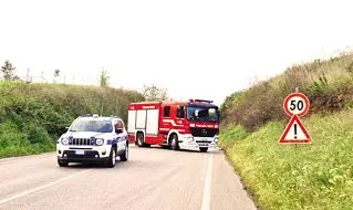  ?? ?? La Pontina Vecchia bloccata ieri pomeriggio per permettere i soccorsi alle vittime dell’incidente stradale