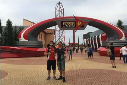  ??  ?? Sueño hecho realidad. Sergio y Adrián en la entrada del parque temático Ferrari Land, en España.
