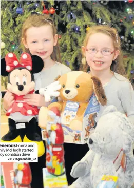  ?? 211216gree­nhills_02 ?? Generous Emma and Emily McHugh started a toy donation drive