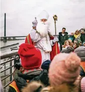  ?? RP-FOTOS (2): ANNE ORTHEN ?? Vom Kindergart­en ans Rheinufer: Ehrfürchti­g und neugierig empfingen die Kinder den Nikolaus.