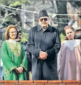  ?? WASEEM ANDRABI/HT ?? Farooq Abdullah, with his wife Molly (left) and daughter Safiya, addresses the media after his release on Friday.