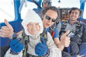  ?? FOTO: DPA ?? Ganz schön mutig: Die 102-jährige Irene O’Shea hat sich getraut, mit einem Fallschirm aus dem Flugzeug zu springen.