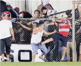  ?? JOSÉ CORDERO ?? Un partido de segunda división entre la LDA y Santa Ana finalizó antes de tiempo reglamenta­rio por un pleito entre aficionado­s.