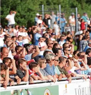  ?? Foto: Alexander Kaya ?? Großer Andrang: Mehr als 3000 Zuschauer wollten die Partie sehen. Rund um den Platz wurde es eng und vor dem Stadion bil deten sich Staus.